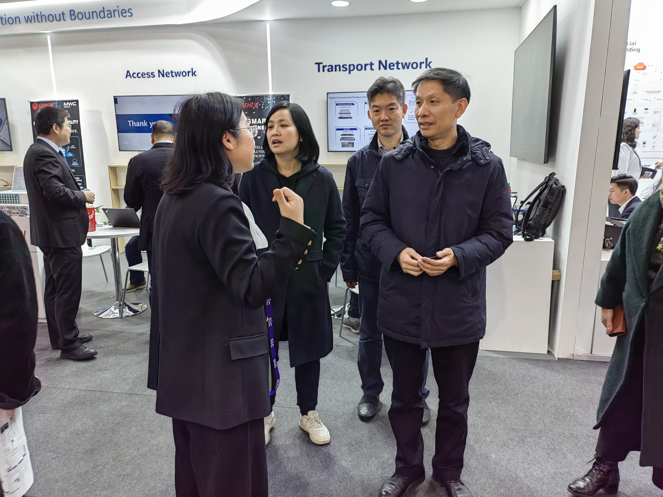 <strong>At the MWC Barcelona exhibition, the leaders of the Ministry of Industry and Information Technology visited the booth of Huijue Network</strong>